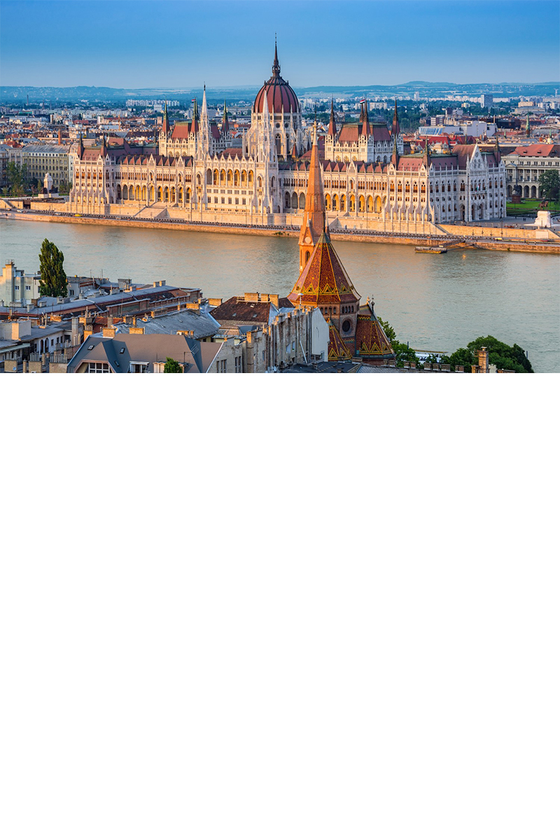 Parlamentsgebäude Budapest an der Donau bei Abendlicht.