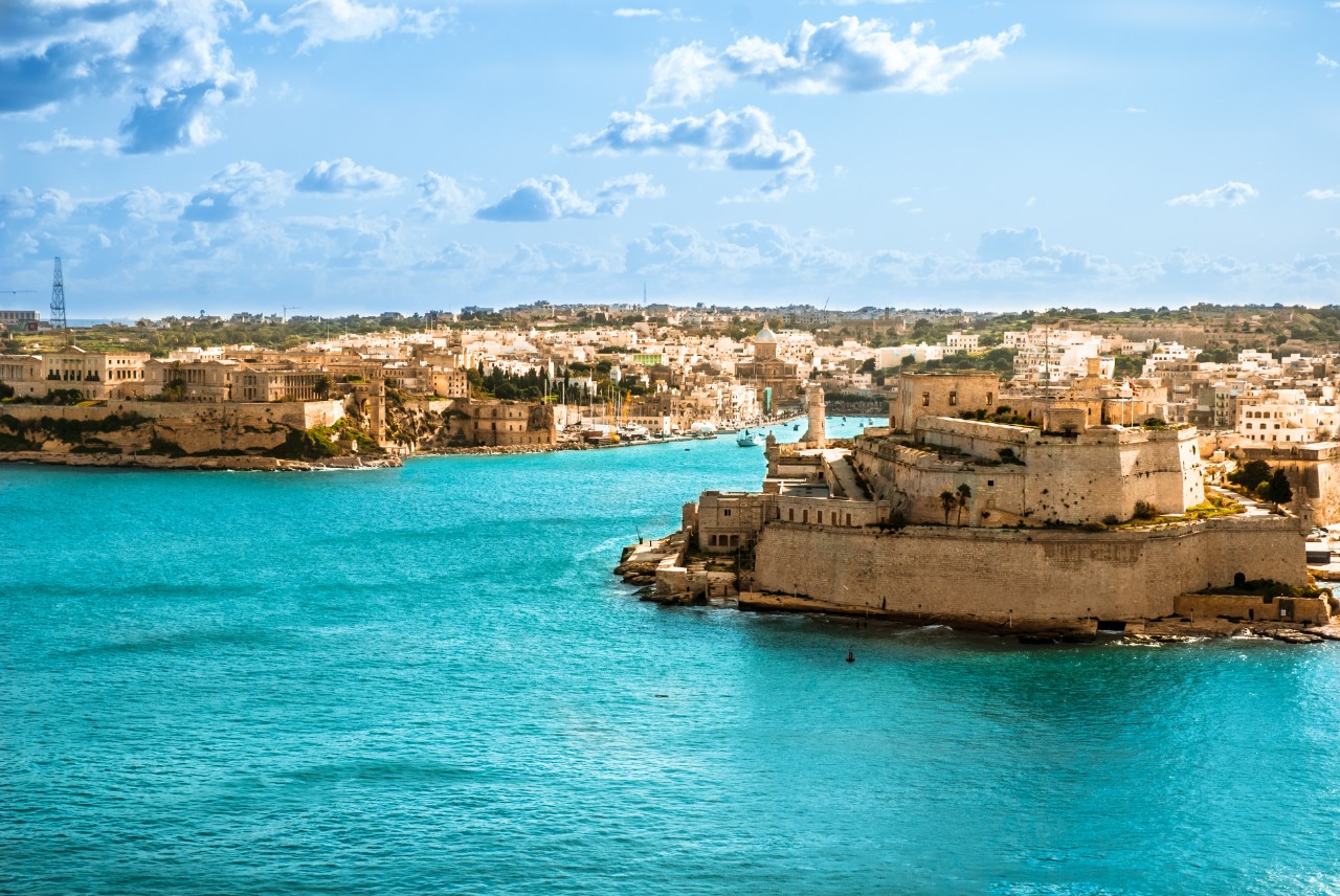 Luftbild der Hafeneinfahrt von Malta Stadt mit Festung und Altstadt.