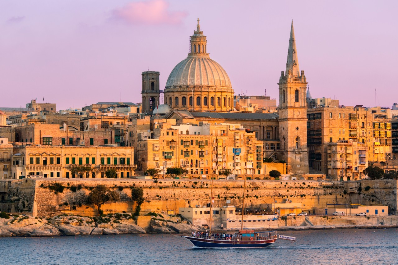 Valletta mit historischer Architektur am Meer, UNESCO-Weltkulturerbe.