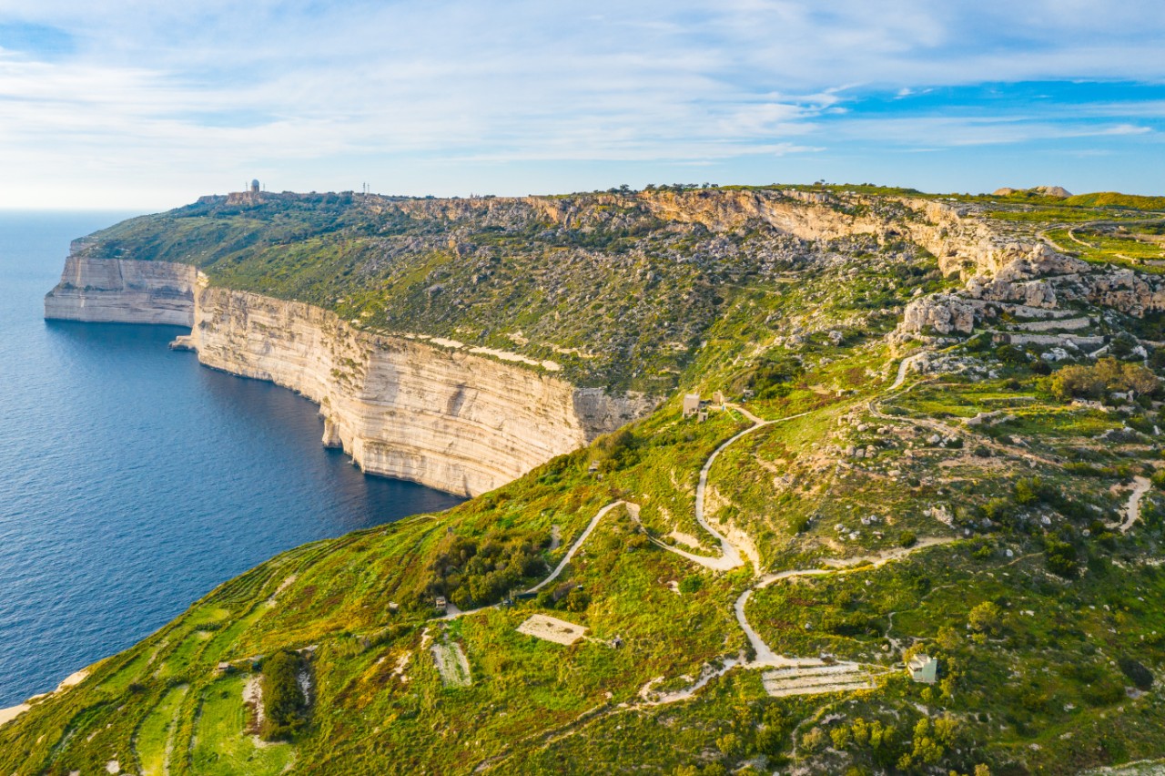 Steilküste der 200 m hohen Dingli Cliffs mit Wanderweg und Meerblick.