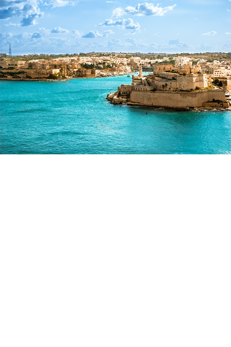Luftbild der Hafeneinfahrt von Malta Stadt mit Festung und Altstadt.