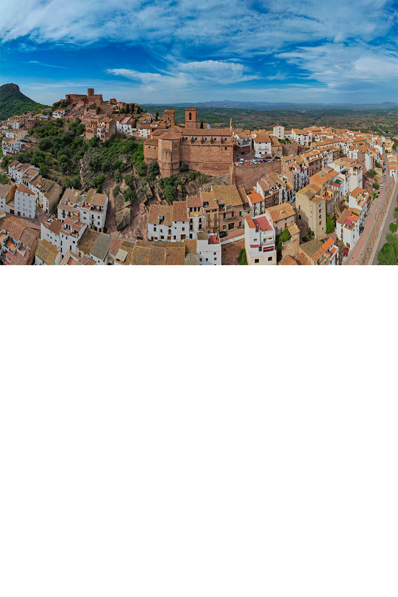 Auf einem Berg gelegene Dorf Vilafamés mit grüner Umgebung