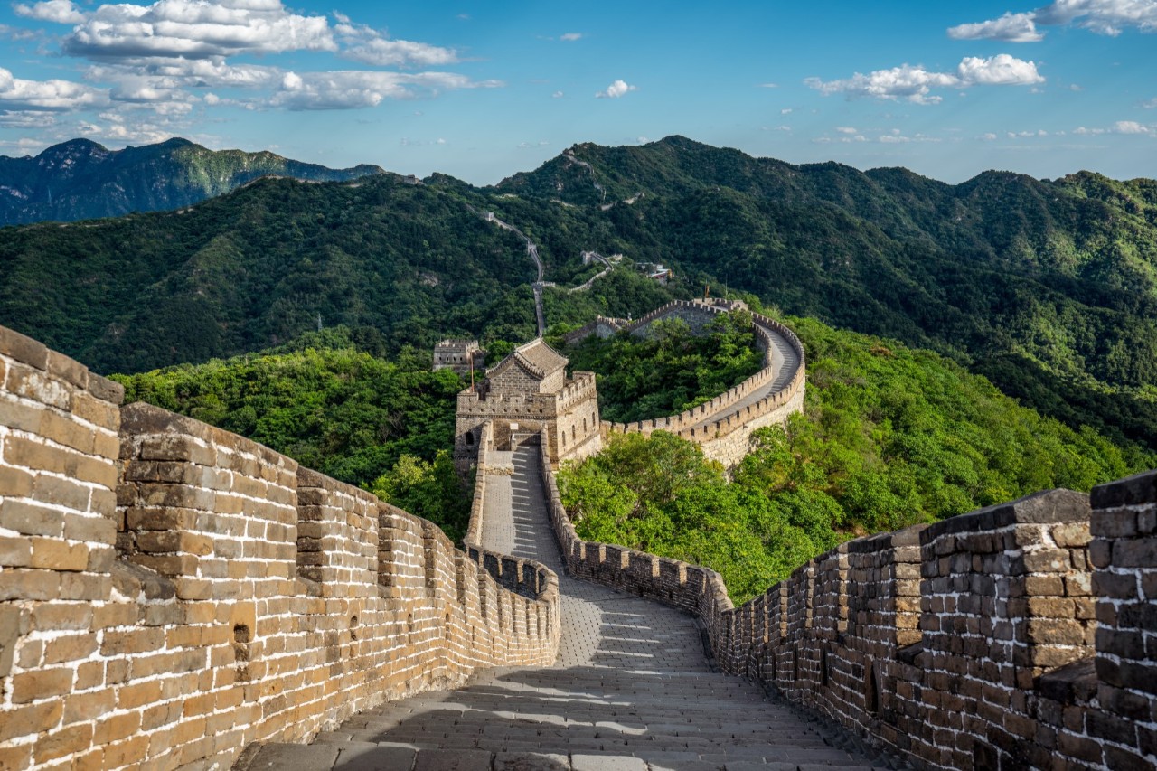 Chinesische Mauer schlängelt sich über bewaldete Hügel bei Peking.