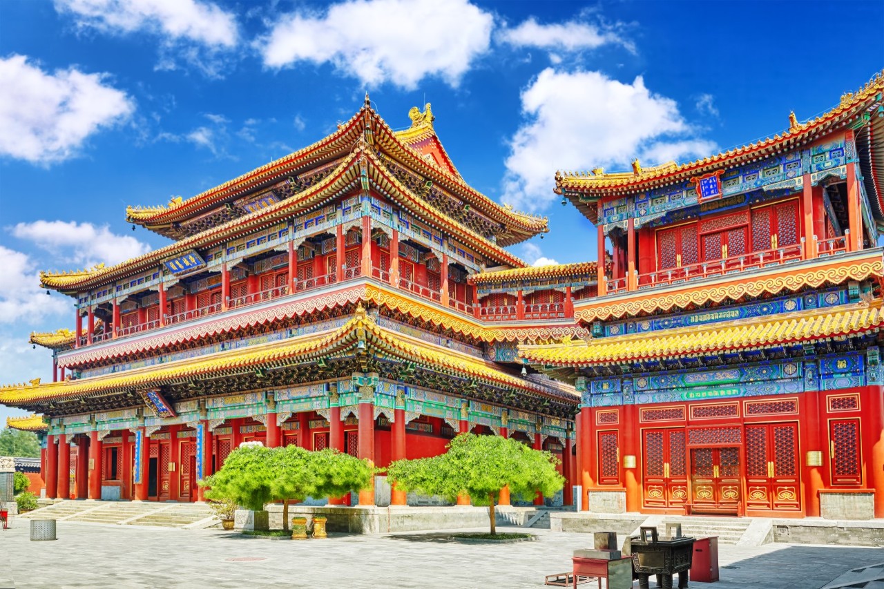 Lama-Tempel in Peking mit roten Säulen und verzierten Dächern.