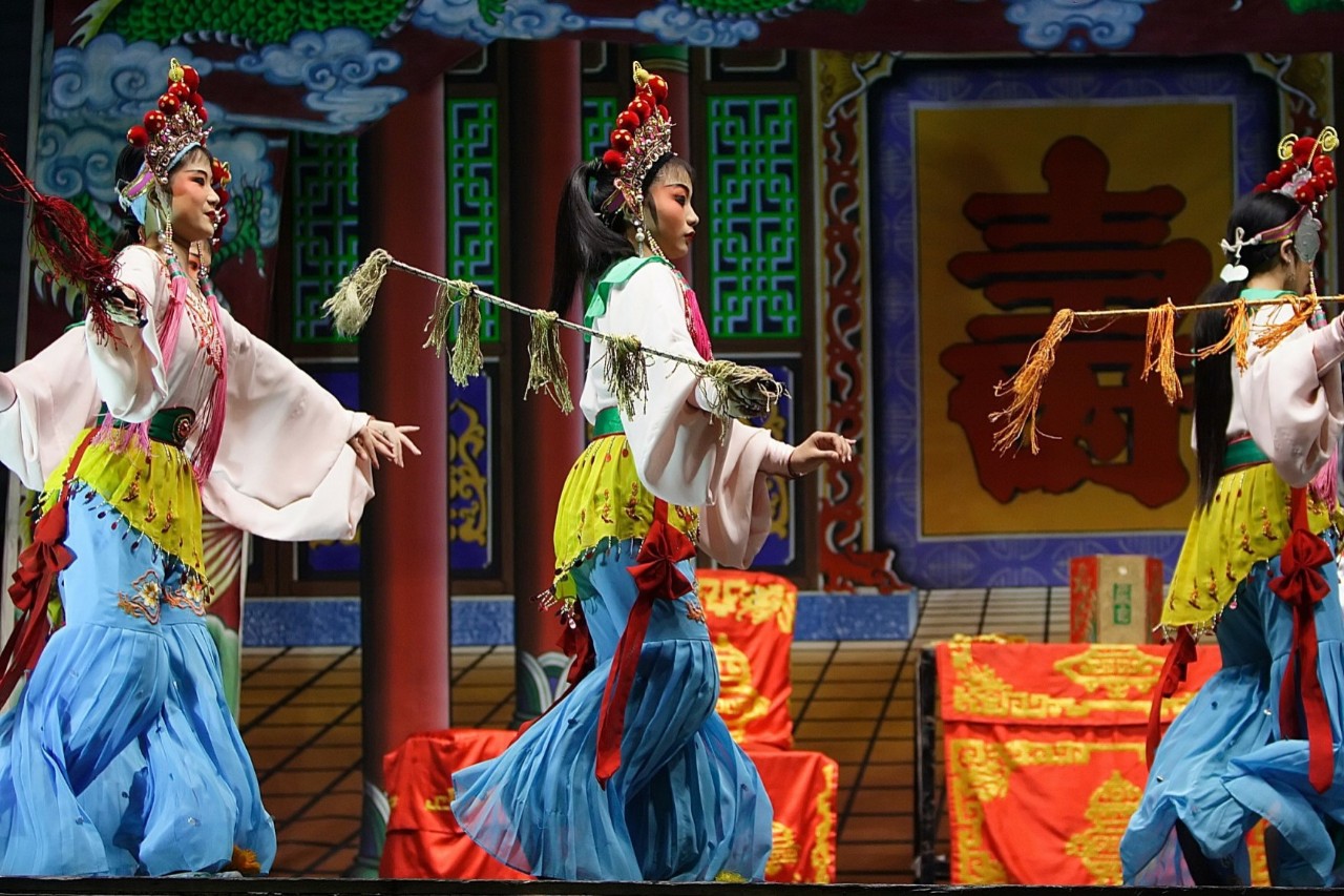 Darsteller der Peking-Oper mit kunstvollem Make-up und Kostüm.