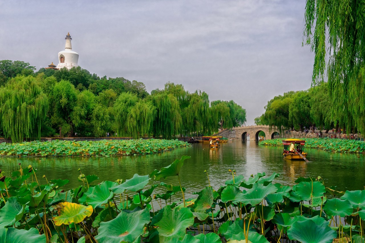 Beihai-Park in Peking mit See, Pavillon und Weißer Pagode.