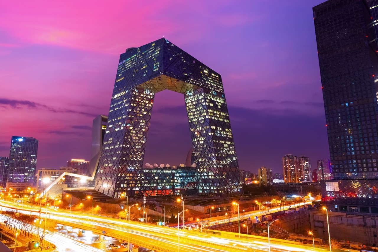 CCTV-Gebäude in Peking mit markanter, asymmetrischer Architektur.