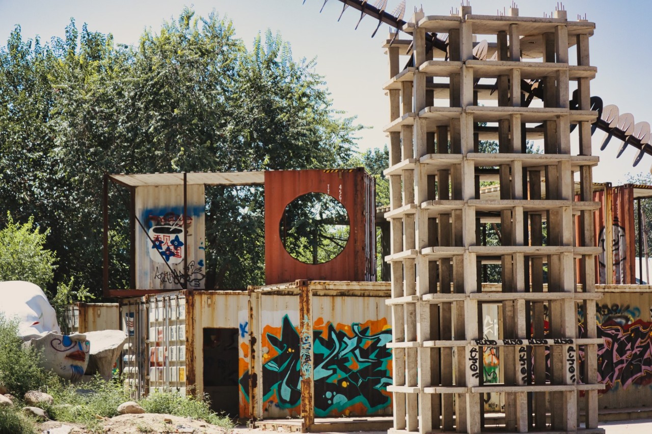 798 Art Zone in Peking mit Industriebauten und moderner Kunst im Freien.