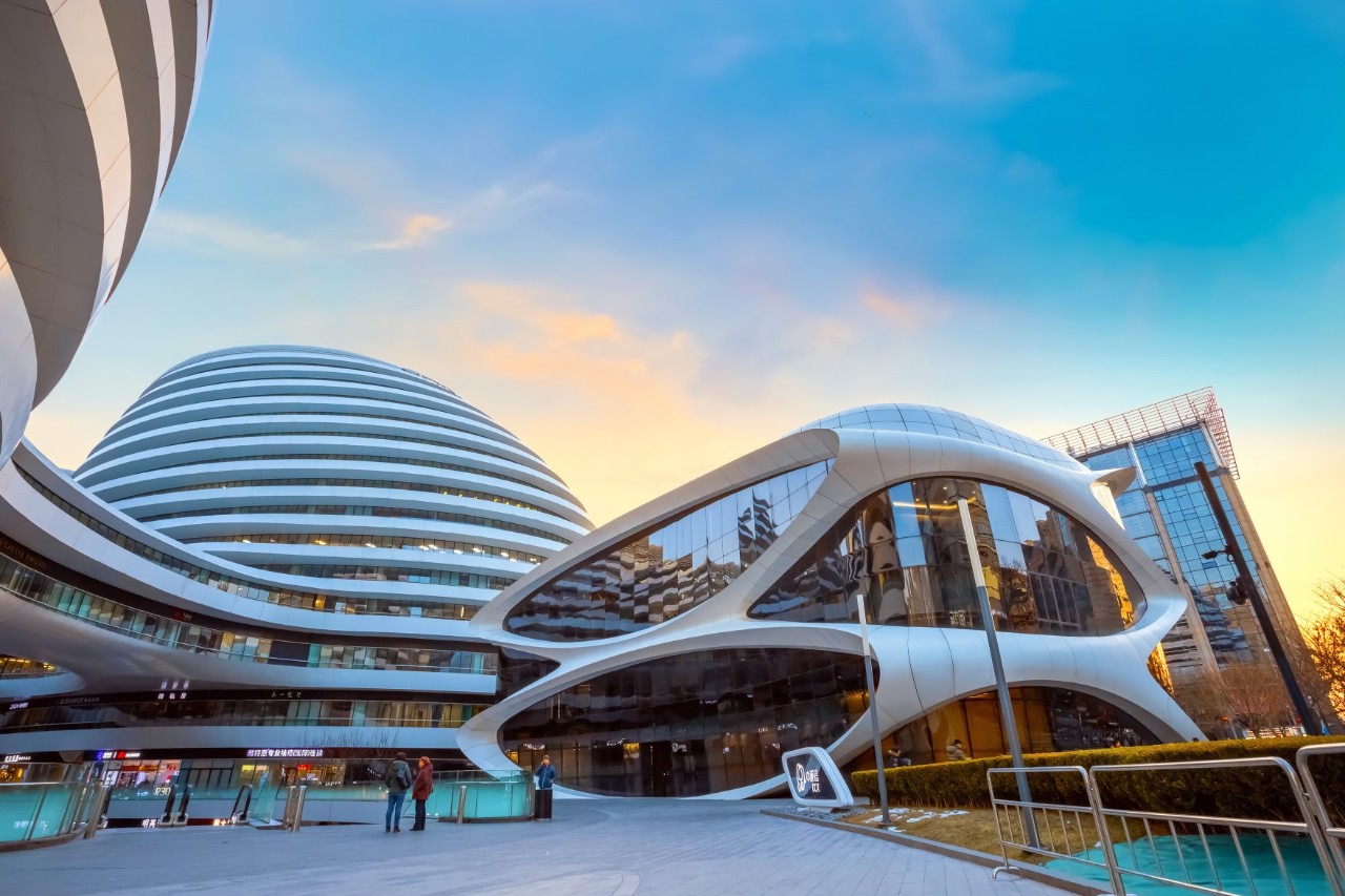 Galaxy Soho in Peking mit geschwungener, futuristischer Architektur.