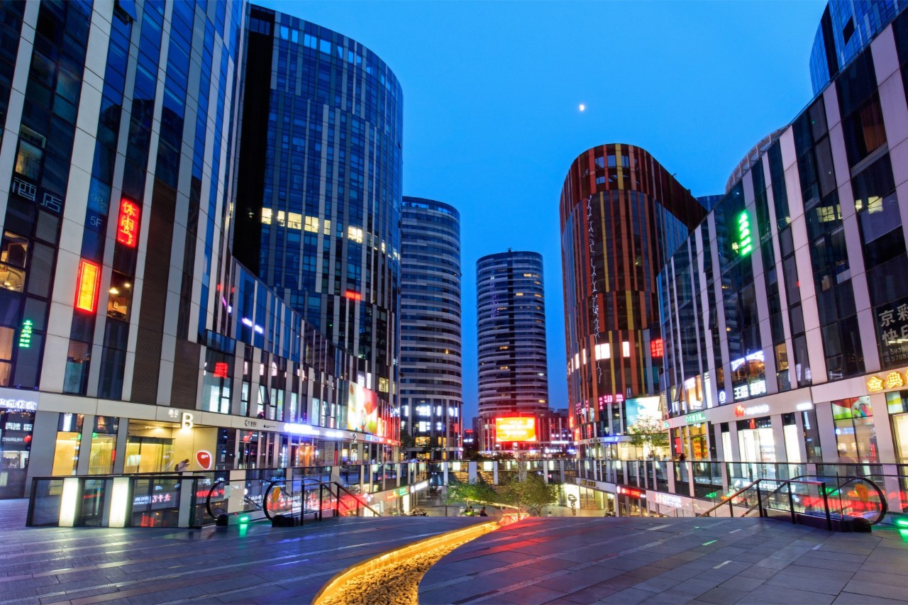 Sanlitun in Peking mit modernen Gebäuden und bunter Glasfassade.
