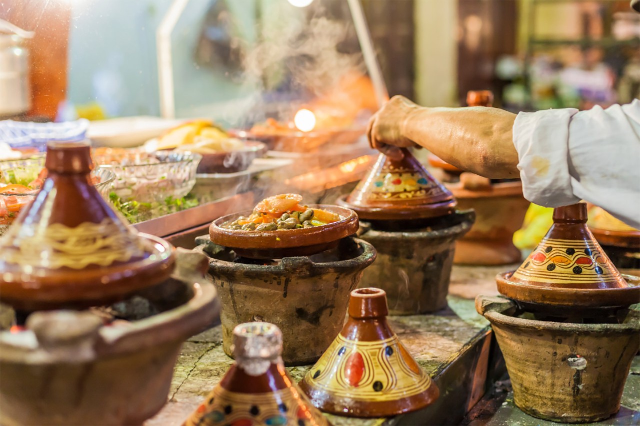 Kochgefäße in denen Tajine zubereitet wird