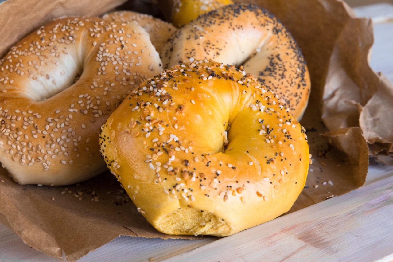 Bagel auf einem Teller angerichtet.