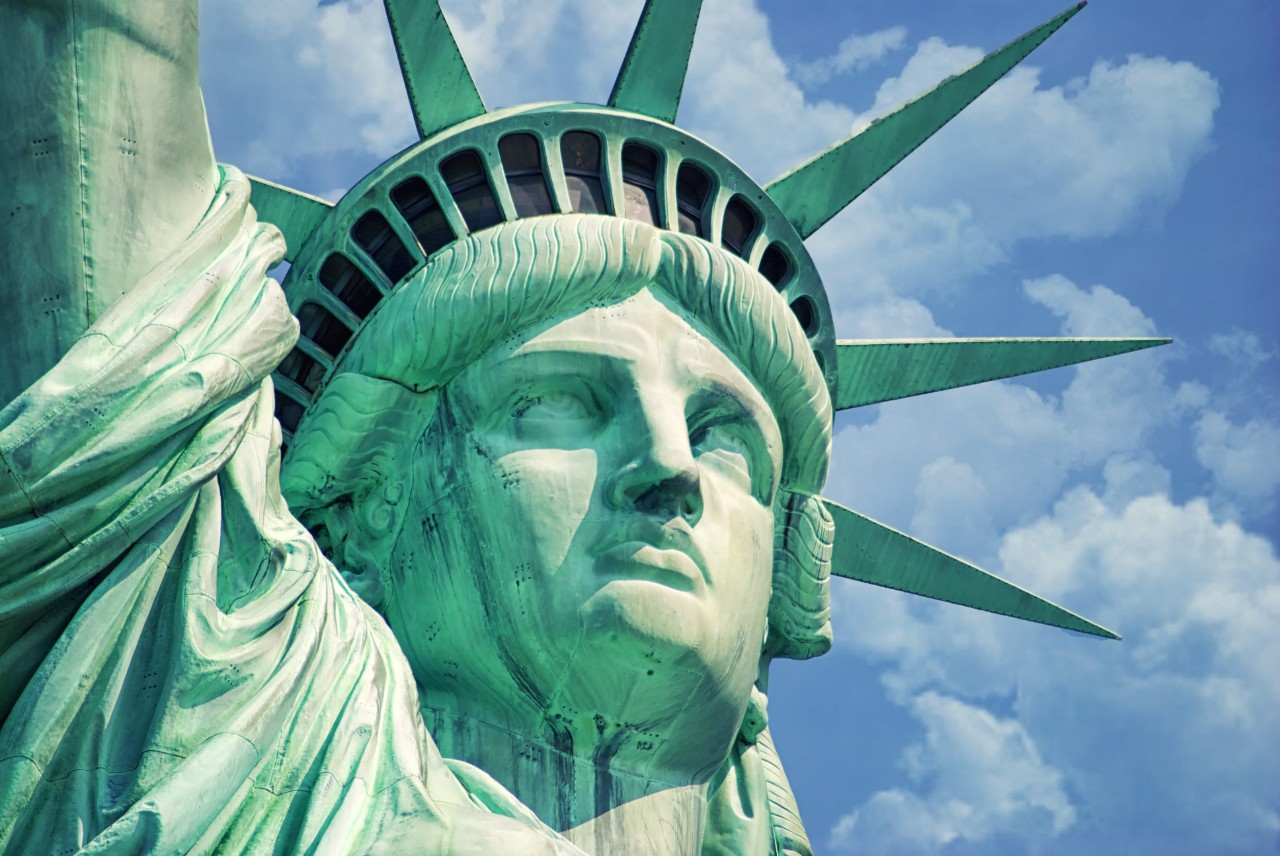 Gesicht der Freiheitsstatue mit klar erkennbaren Gesichtszügen und Krone.