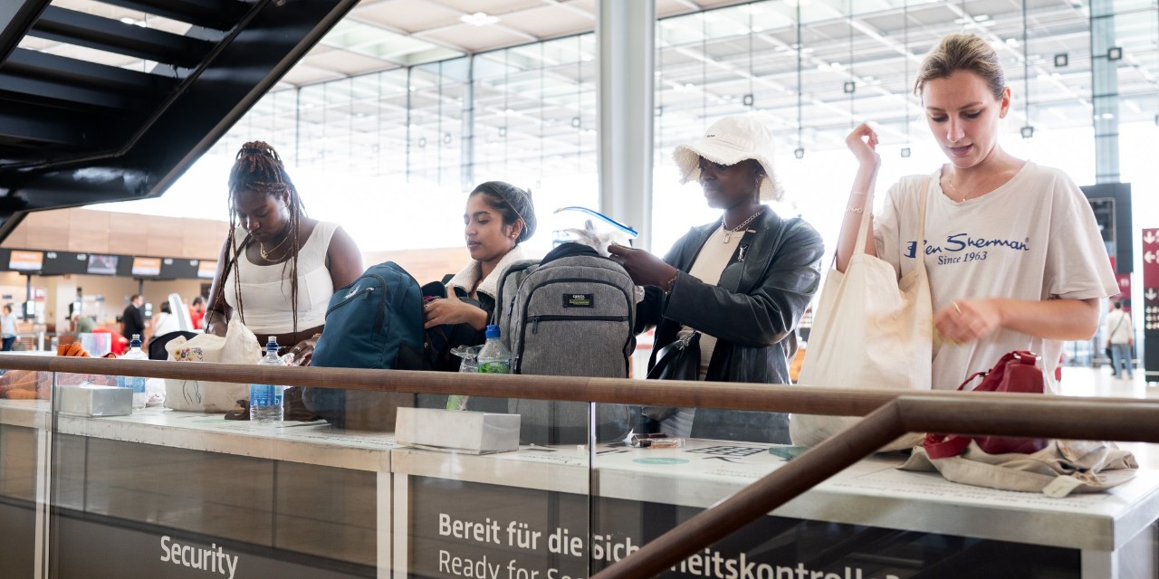4 Frauen sortieren ihr Gepäck im Terminal 1