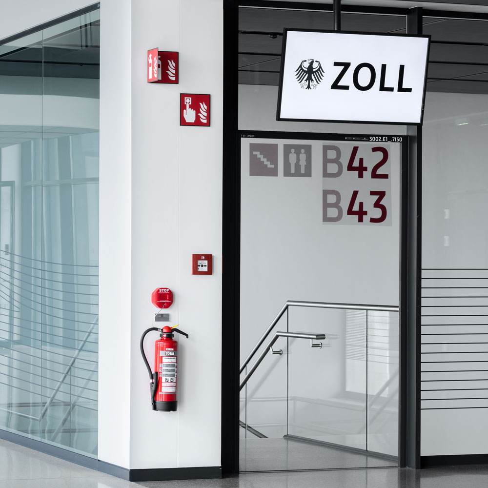 Glaswand mit einem Monitor mit dem Schriftzug "Zoll"