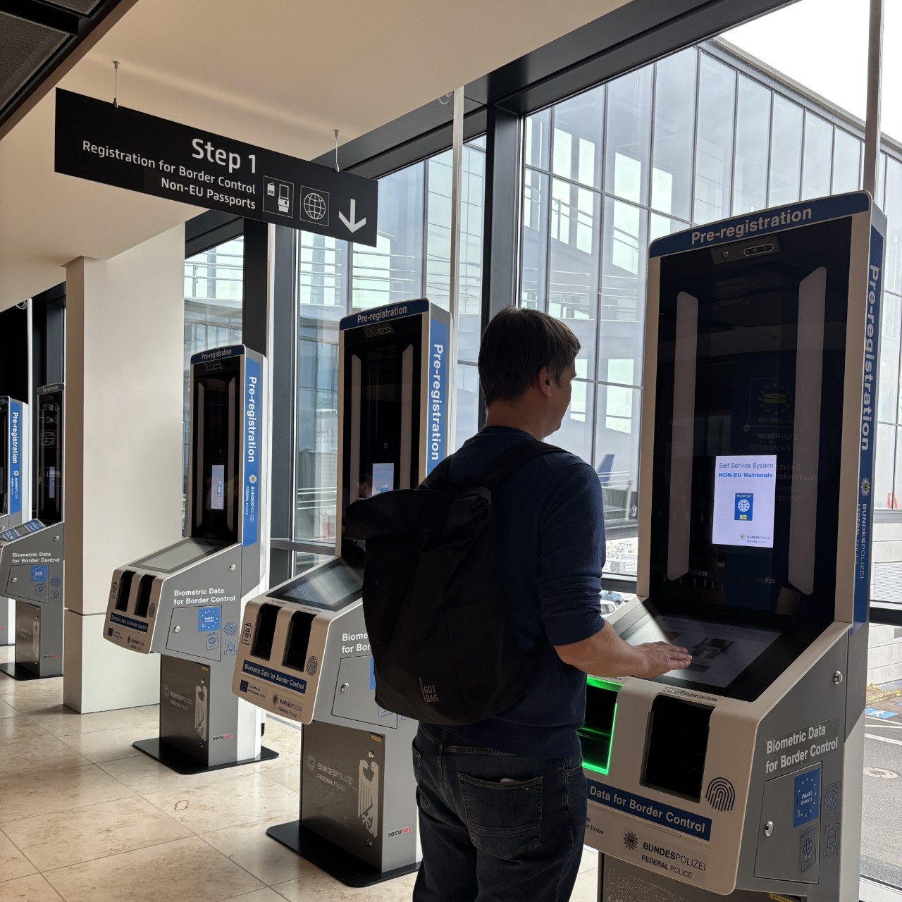 Mensch vor dem EES-Automaten.