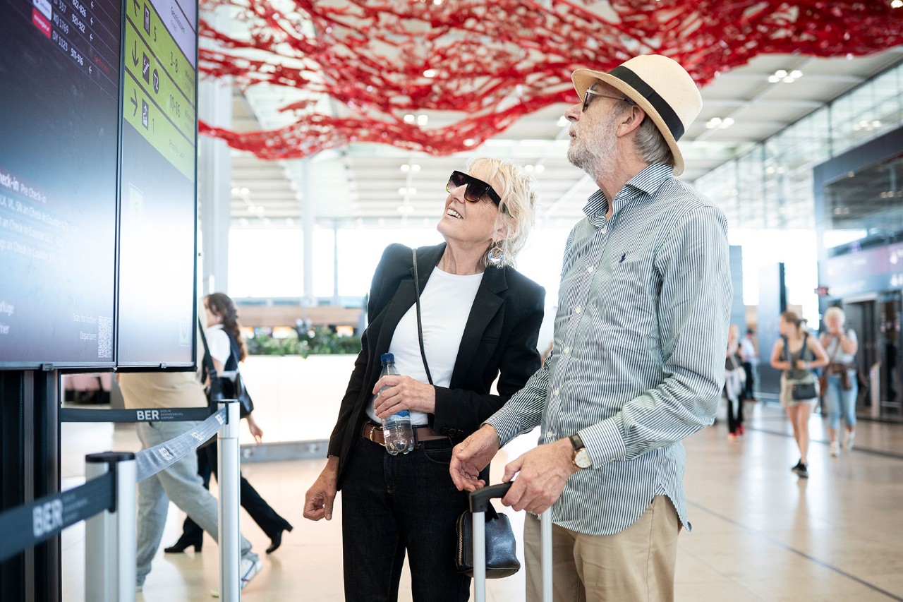 2 Personen im Terminal 1 vor einem Monitor