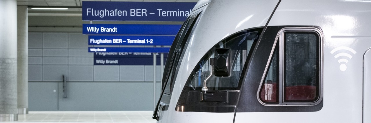 Intercity-Zug im Bahnhof BER T1-2