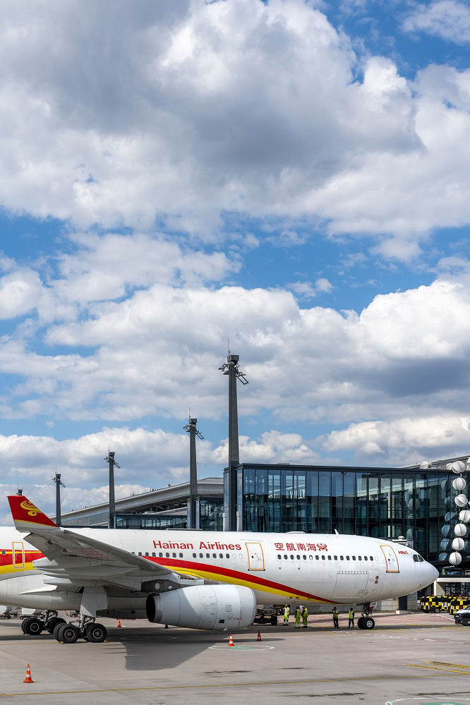 Hainan Airlines Maschine vor dem Terminal 1