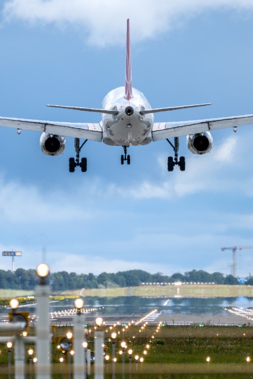 Flugzeug und Start- und Landebahn