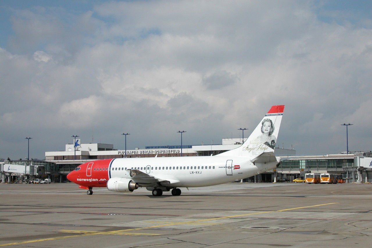 Norwegian Flugzeug im Jahr 2004 vor dem damaligen Terminal 1 des Flughafens Schönefeld.