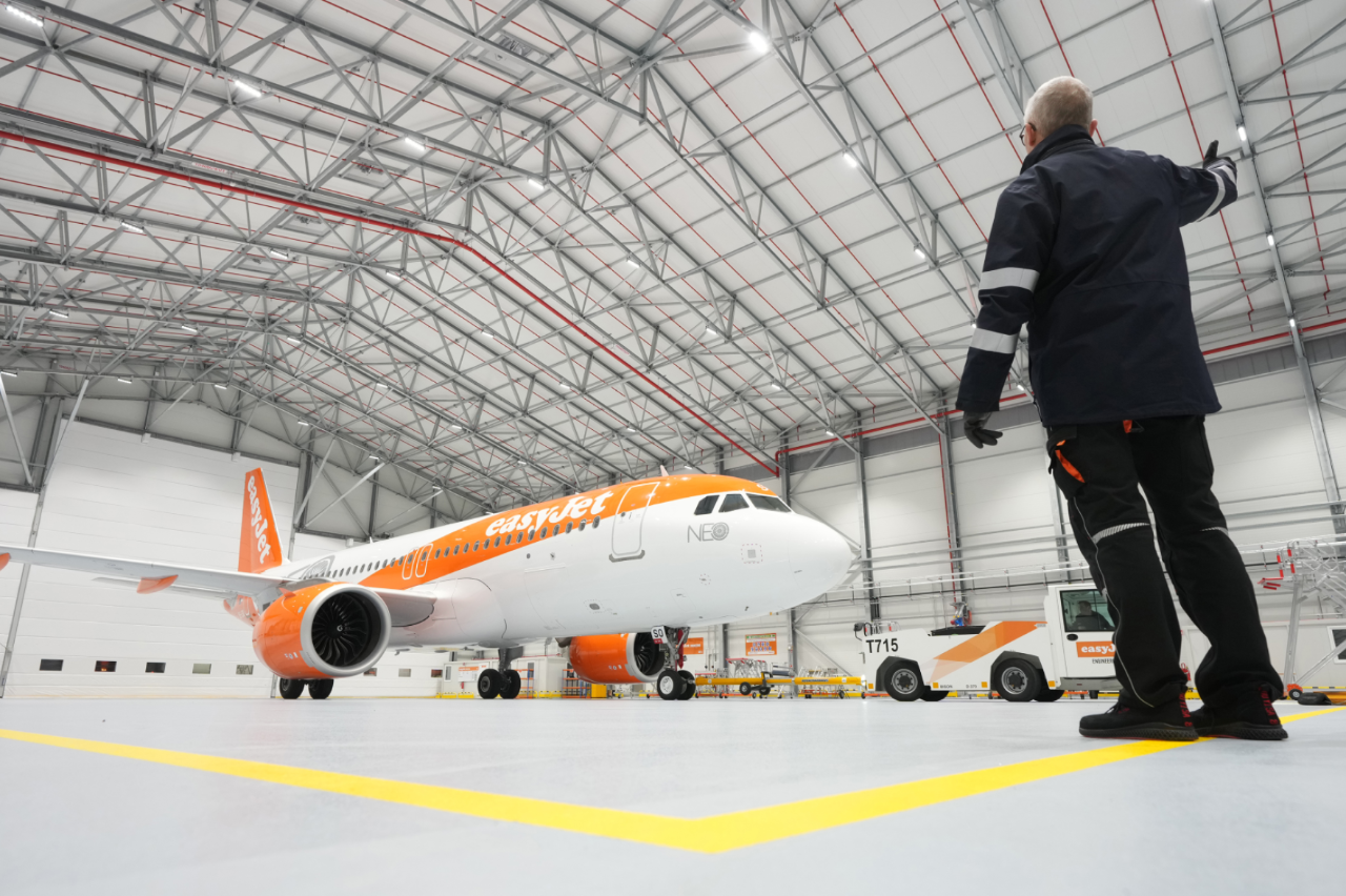 Mann steht vor einer easyjet Maschine 
