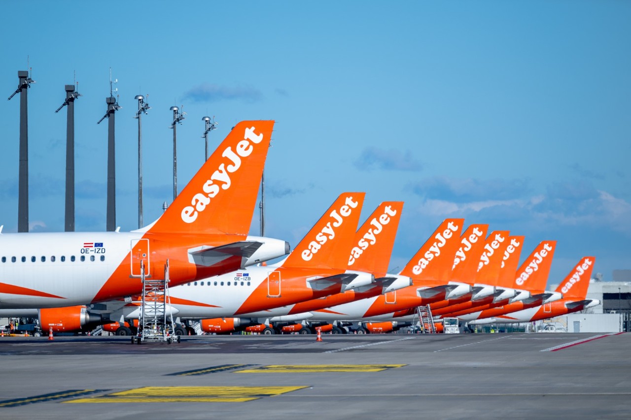  viele Hecks von easyJet Flugzeugen am BER