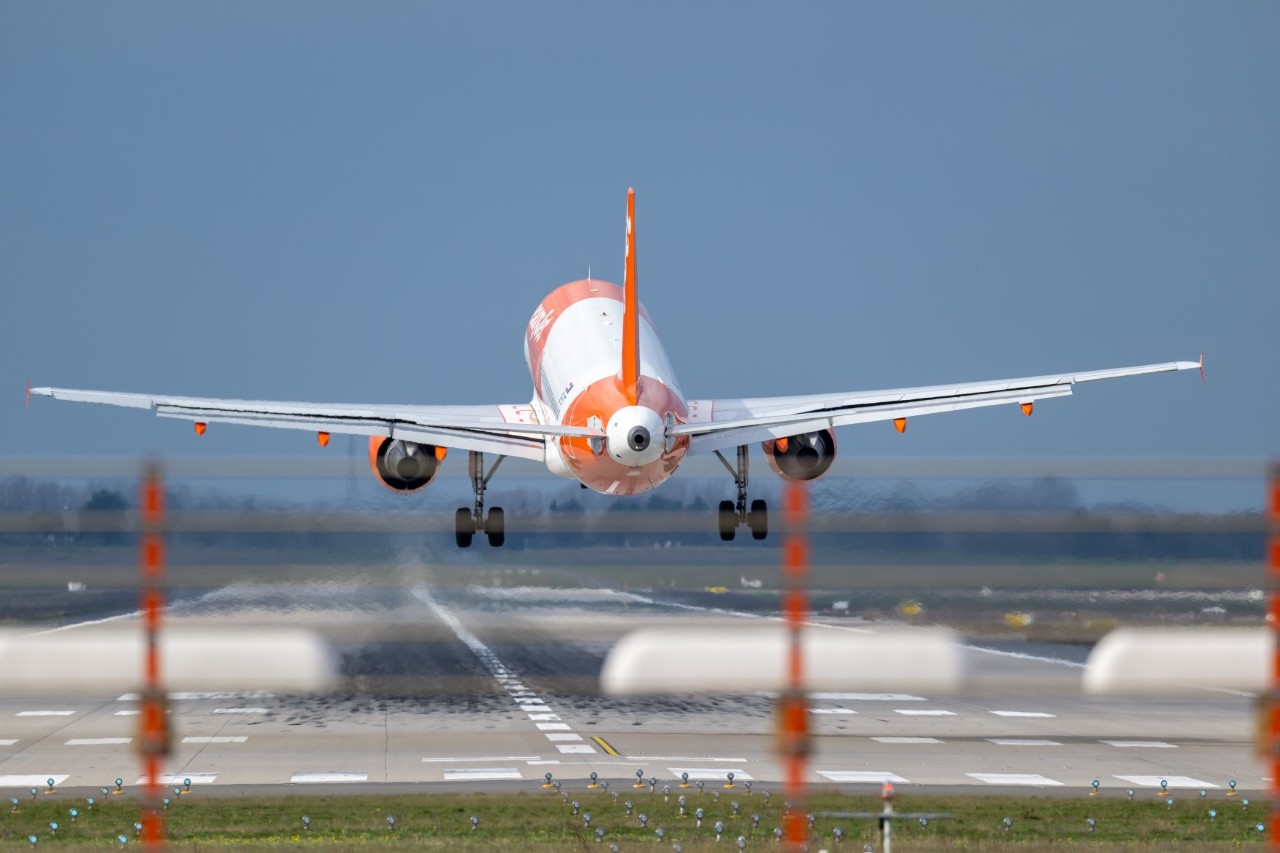 startendes easyJet Flugzeug am BER
