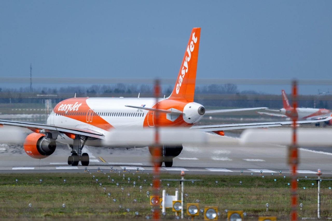 Flugzeug der Fluggesellschaft easyJet auf dem Rollfeld des BER