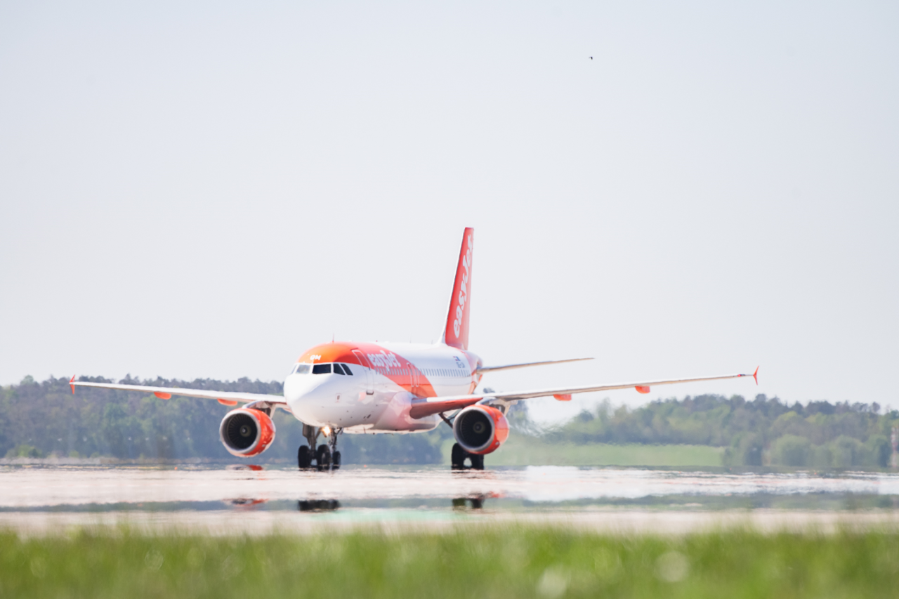 easyJet Flugzeug auf dem Rollfeld