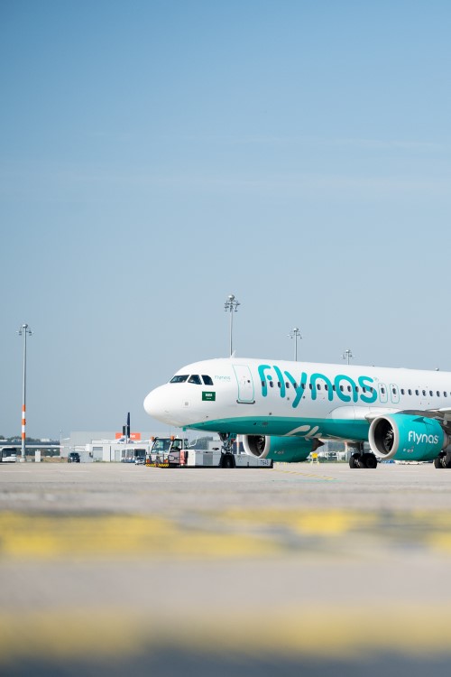 Flugzeug der Fluggesellschaft flynas am BER