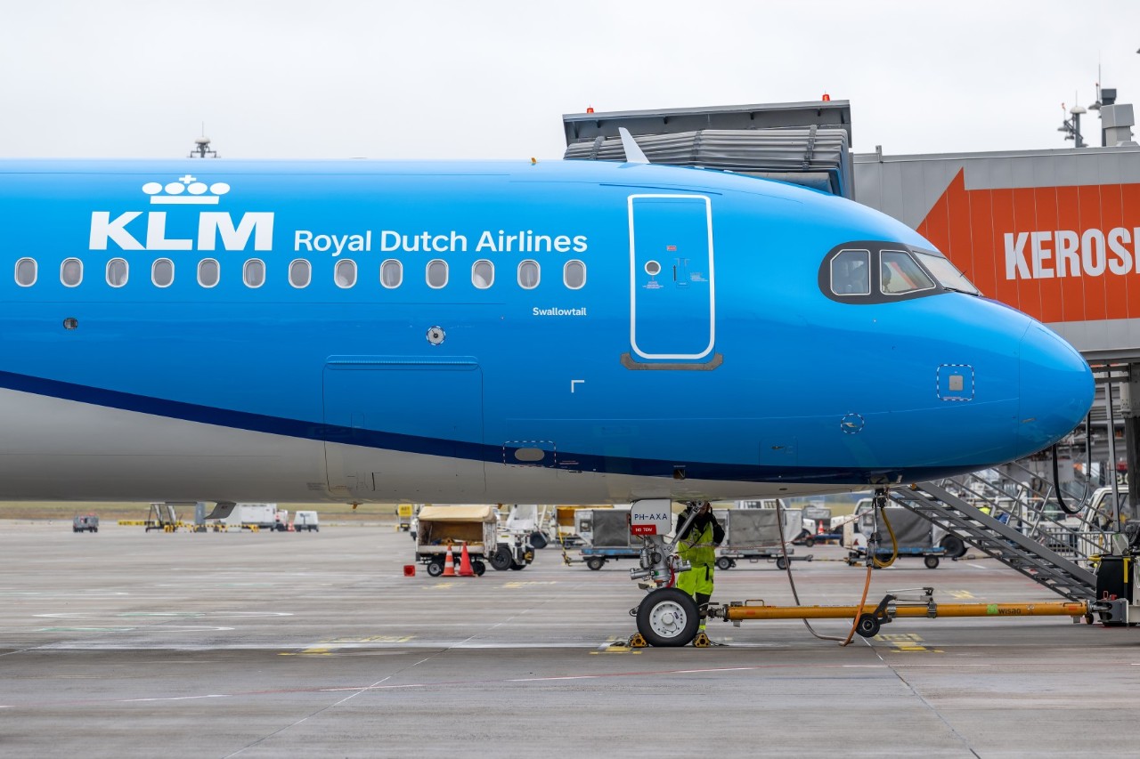 Vorderer Teil eines Flugzeugs der Fluggesellschaft KLM von der Seite mit Schriftzug.