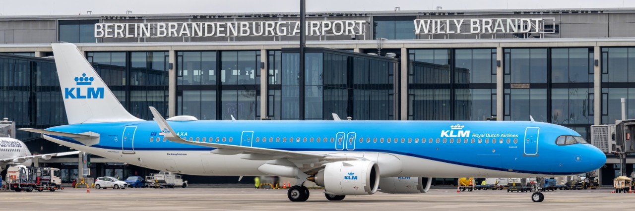 Flugzeug der Fluggesellschaft KLM vor dem Flughafengebäude des Flughafens Berlin Brandenburg