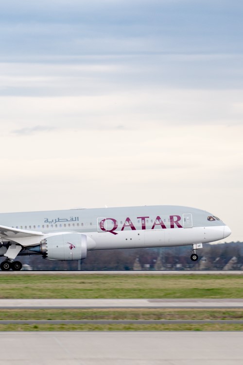 Flugzeug der Fluggesellschaft Qatar beim Start