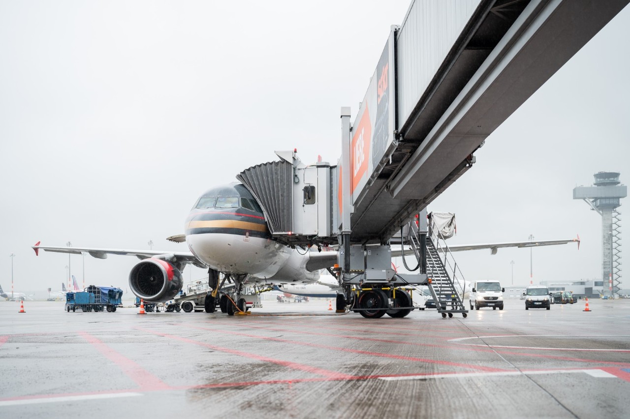 Royal Jordanien Air Flugzeug auf dem Vorfeld.  Dahinter der Tower.