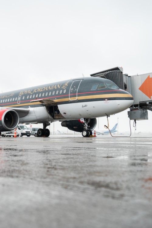 Flugzeug der Fluggesellschaft Royal Jordanian Air auf dem Vorfeld