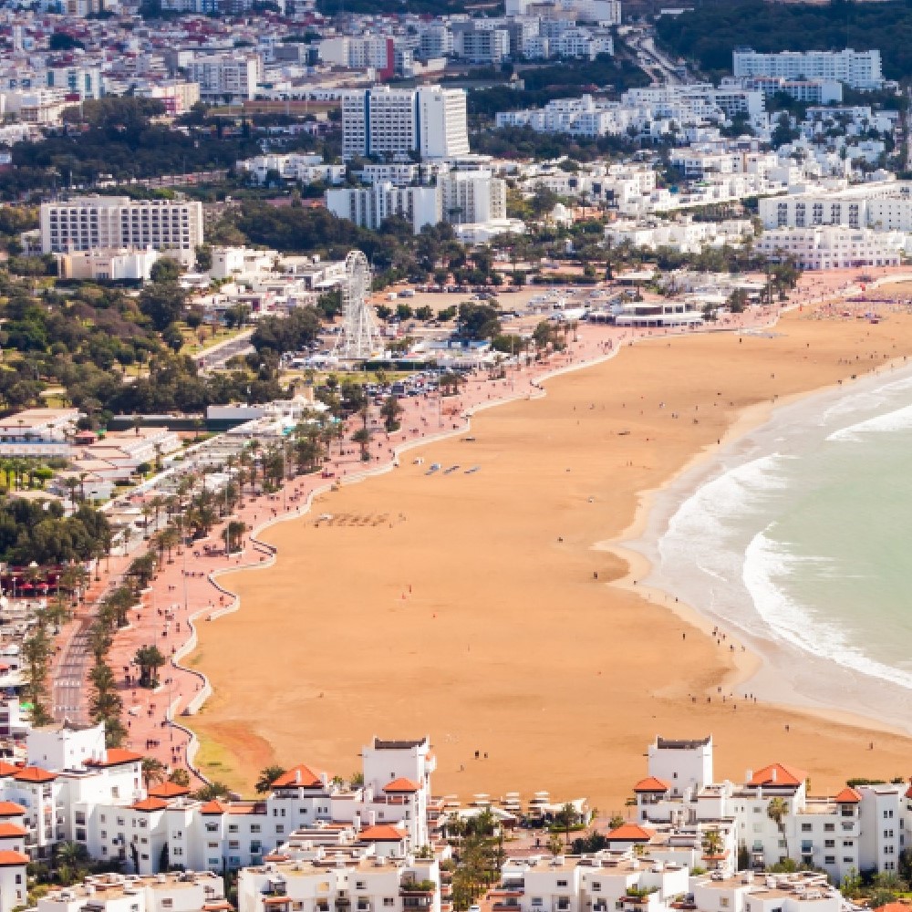 Blick auf Agadir. Häuser, Strand und Meer.