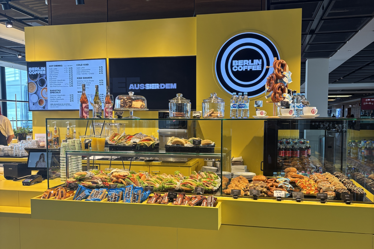 Eine gelb-schwarze Coffee Bar in einem Flughafengebäude