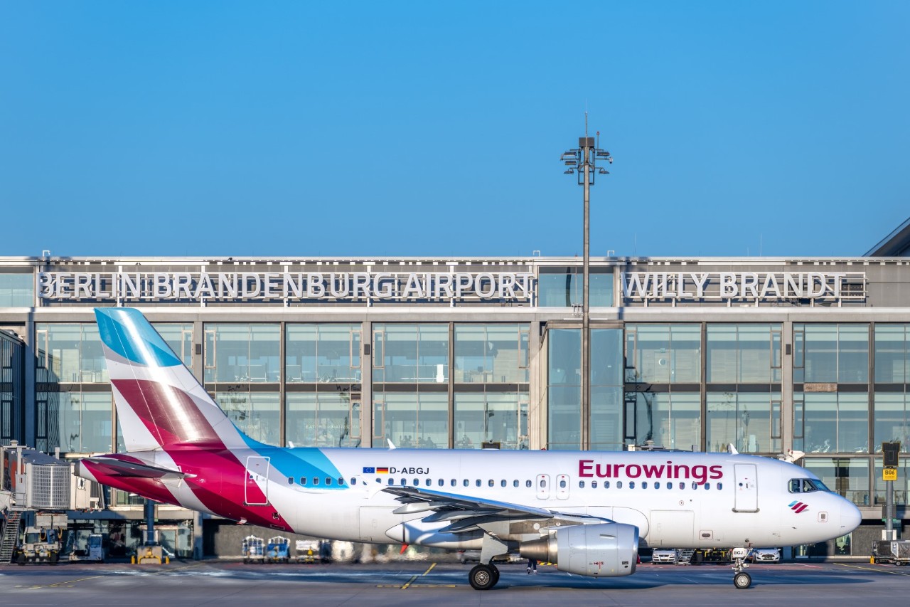 Eurowings-Flugzeug vor dem Terminalgebäude des BER
