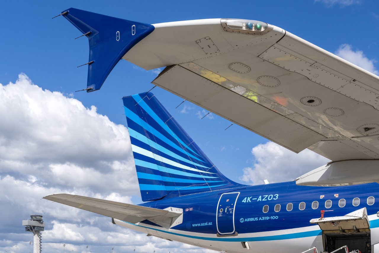 Detail eines Flugzeugs von Azerbaijan Airlines auf dem Vorfeld.