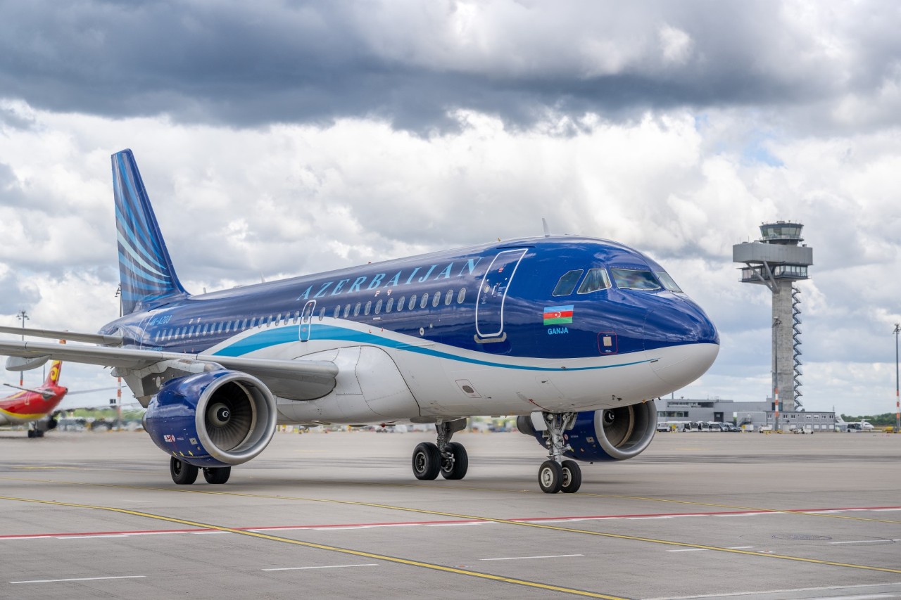 Flugzeug von Azerbaijan Airlines auf dem Vorfeld.
