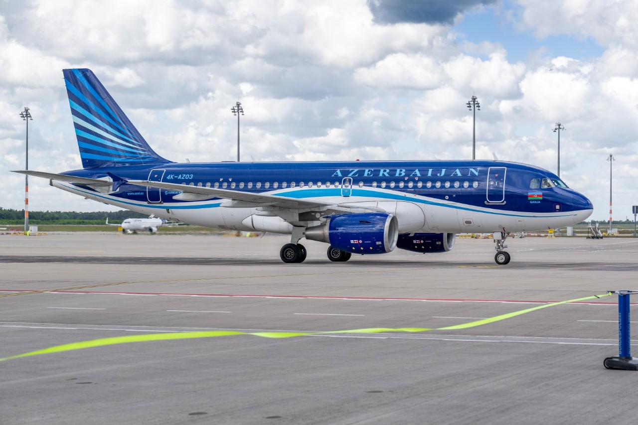 Flugzeug von Azerbaijan Airlines auf dem Vorfeld.