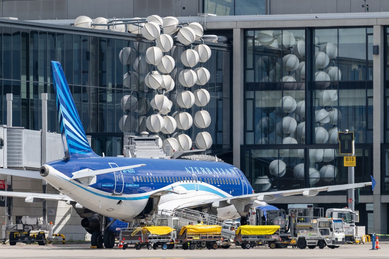 Flugzeug von Azerbaijan Airlines vor dem Terminalgebäude des BER