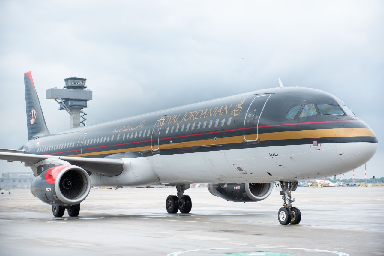 Royal Jordanian -Flugzeug vor dem Tower des BER