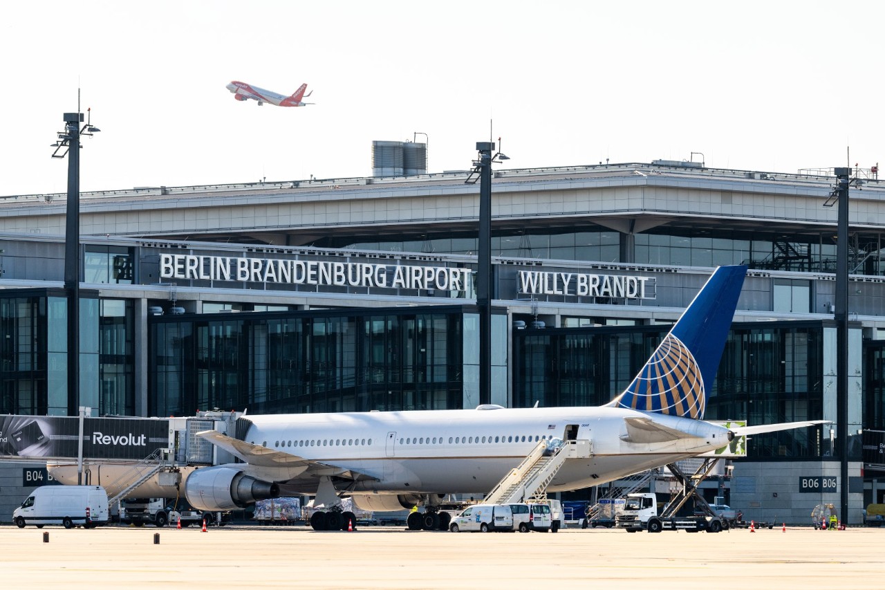 Ein Flugzeug der Fluggesellschaft United Airlines steht auf einer Abfertigungsposition am Terminal 1 des BER.