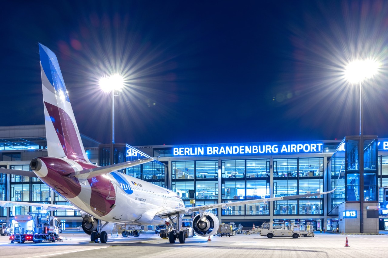 Nachtaufnahme eines Eurowings-Flugzeugs am BER