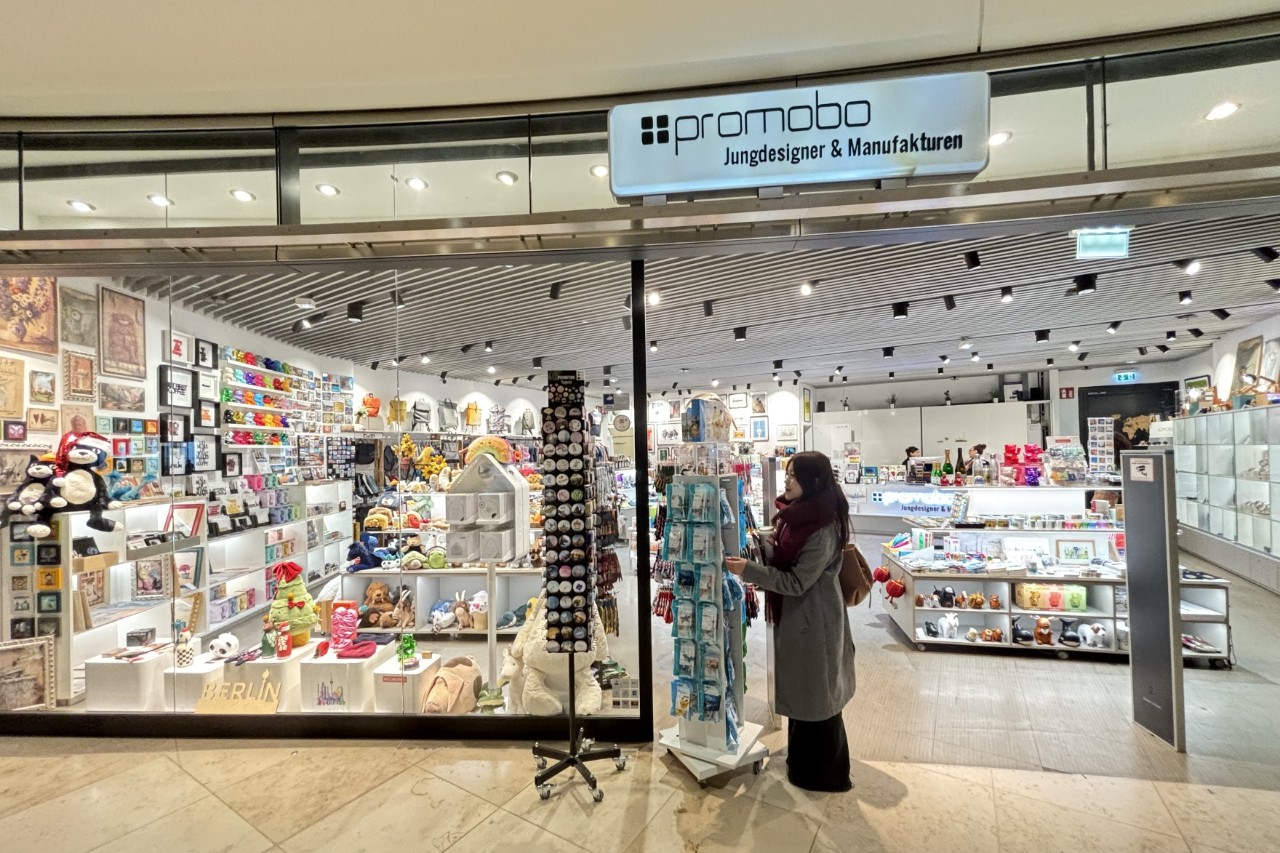 Blick in einen promobo Laden mit Regalen und Artikeln