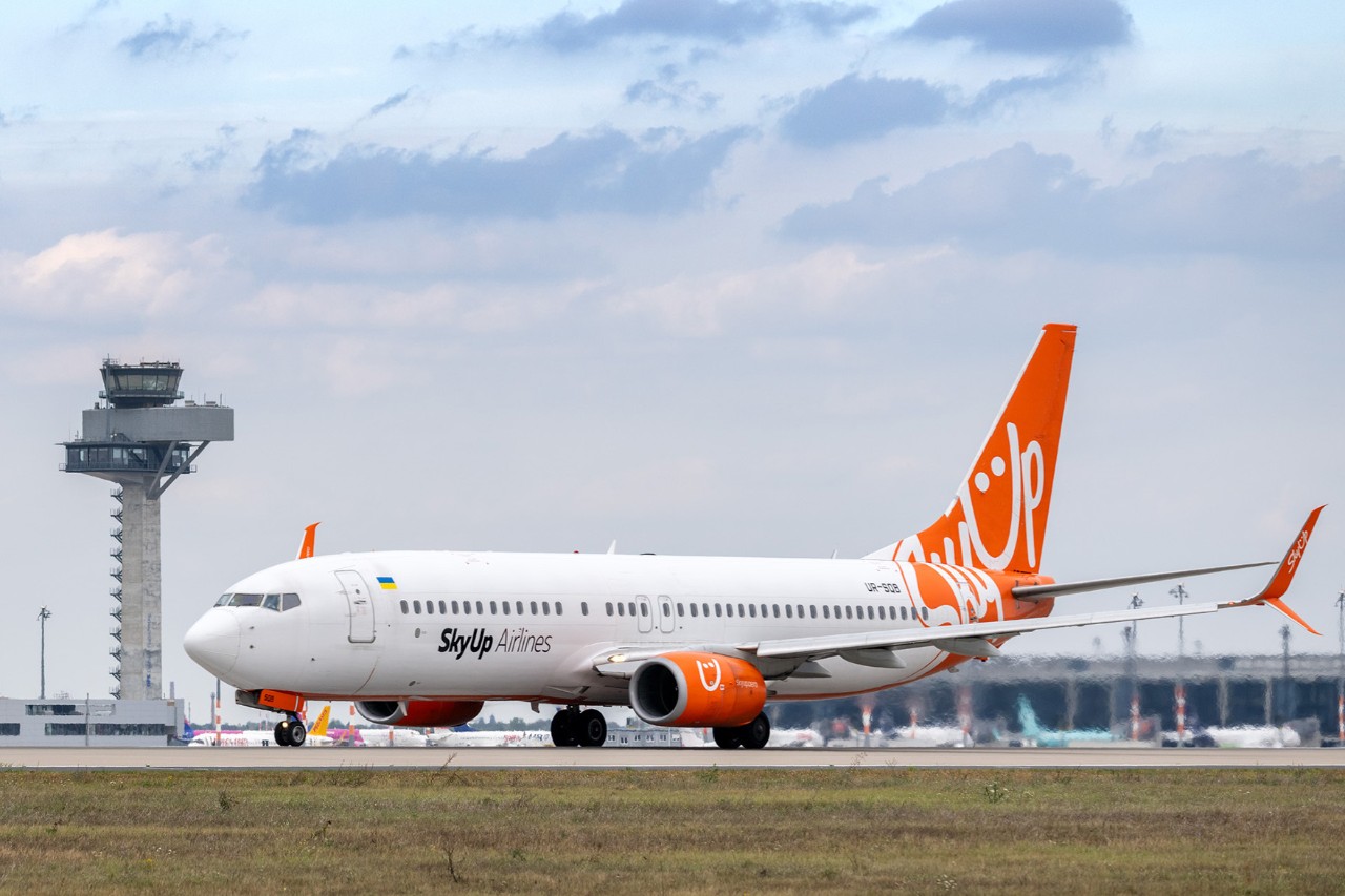 Ein Flugzeug der Airline SkyUp auf einem Vorfeld