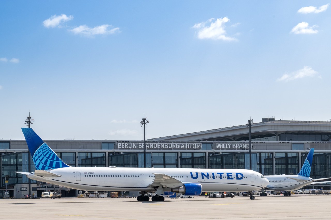 Ein Flugzeug der Fluggesellschaft United Airlines am Flughafen Berlin Brandenburg