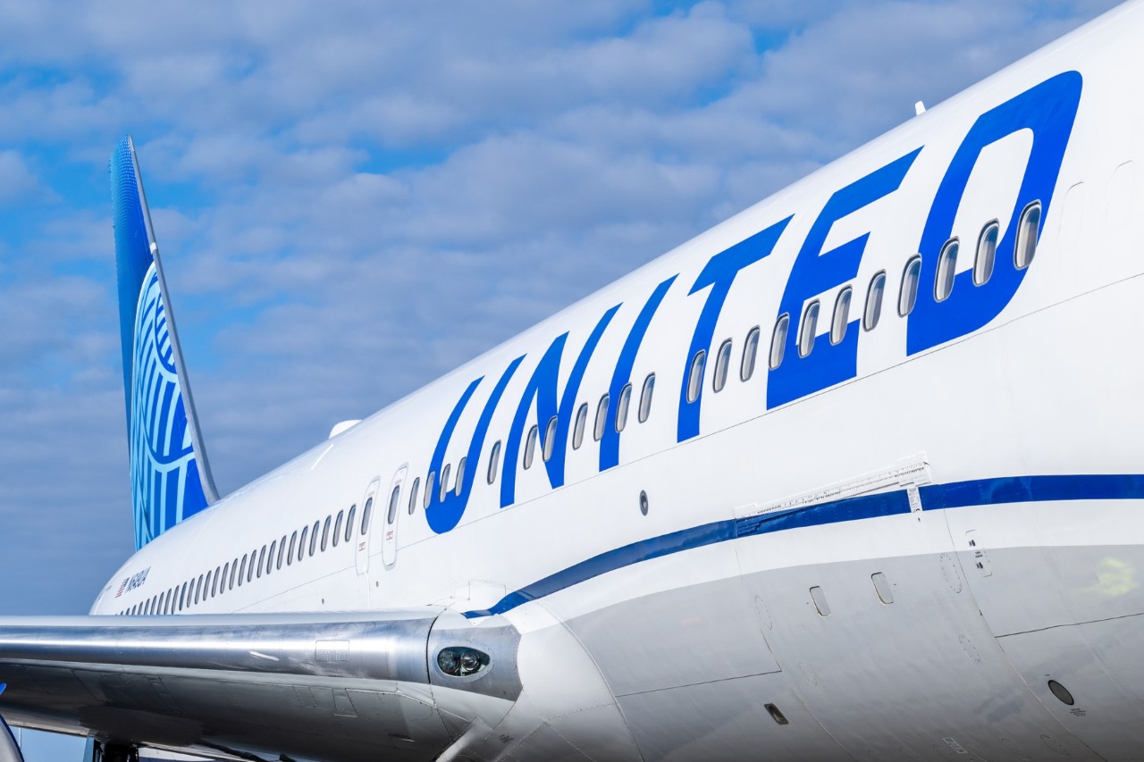 Ein Flugzeug der Fluggesellschaft United Airlines am Flughafen Berlin Brandenburg